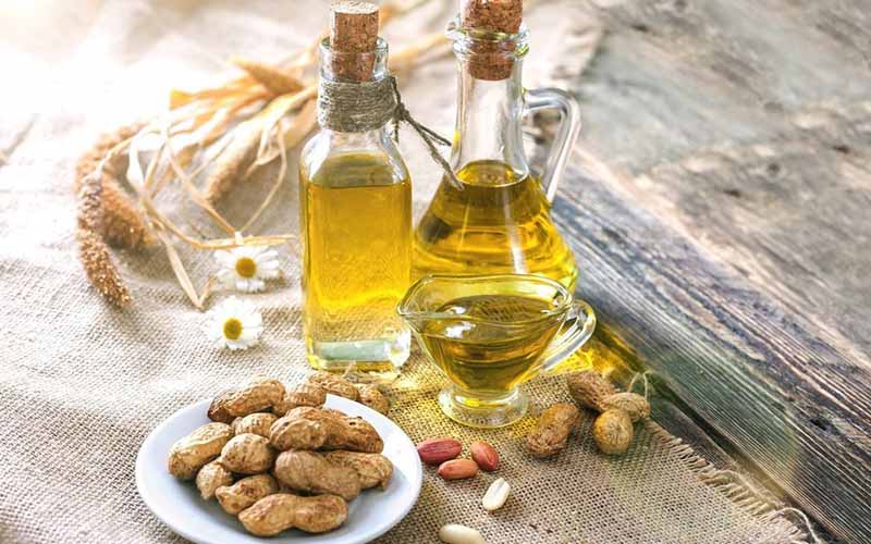 Dầu lạc nguyên chất được ép từ hạt lạc dùng trong nấu ăn gia đình