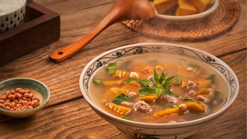 Canh bí đỏ đậu phộng kết hợp dầu lạc