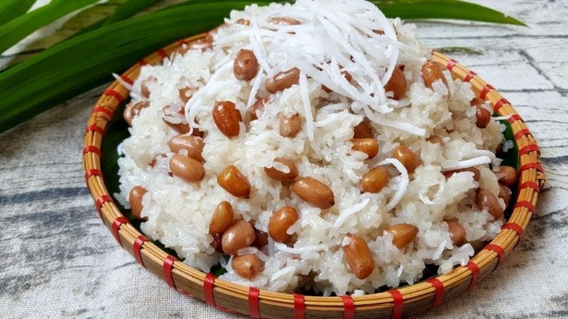 Xôi lạc thơm bùi có thể dùng dầu lạc